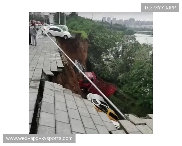 体育场地陷事故！选手跌入坑洞受伤