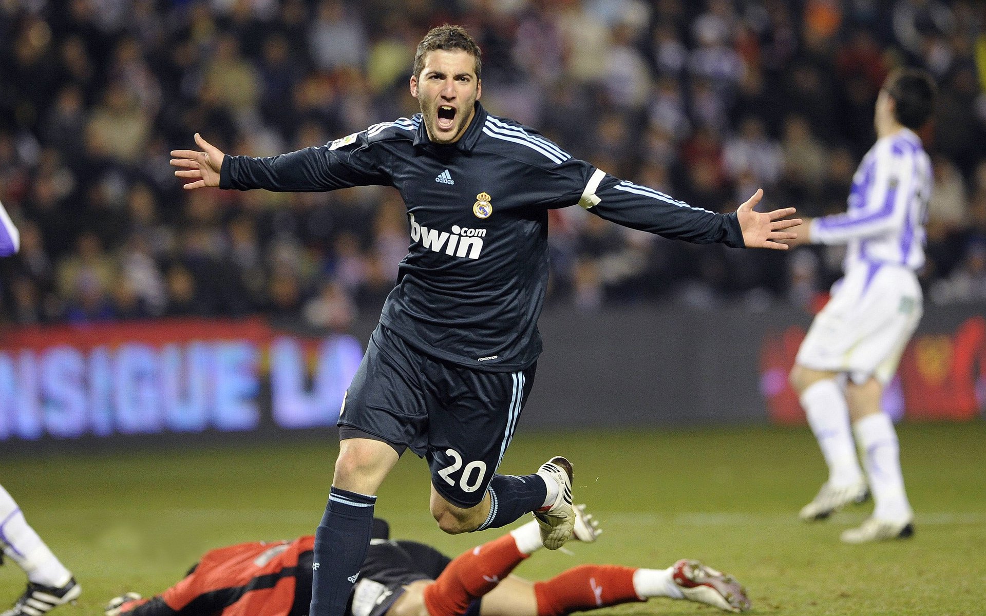 开云体育在线下载-中国足球是否需要引进更多国外经验，中国足球引进外援利弊辩论赛